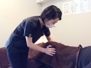 つくば市 学園の森整体院のマタニティ整体施術風景